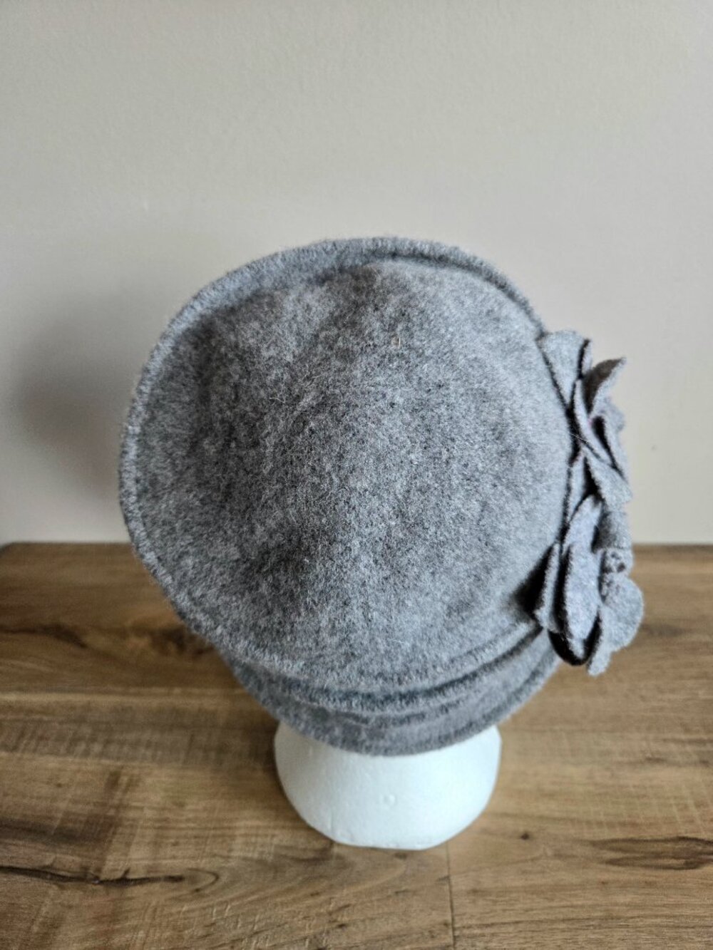 Gray wool hat with floral details on the side. - Picture 3 of 7